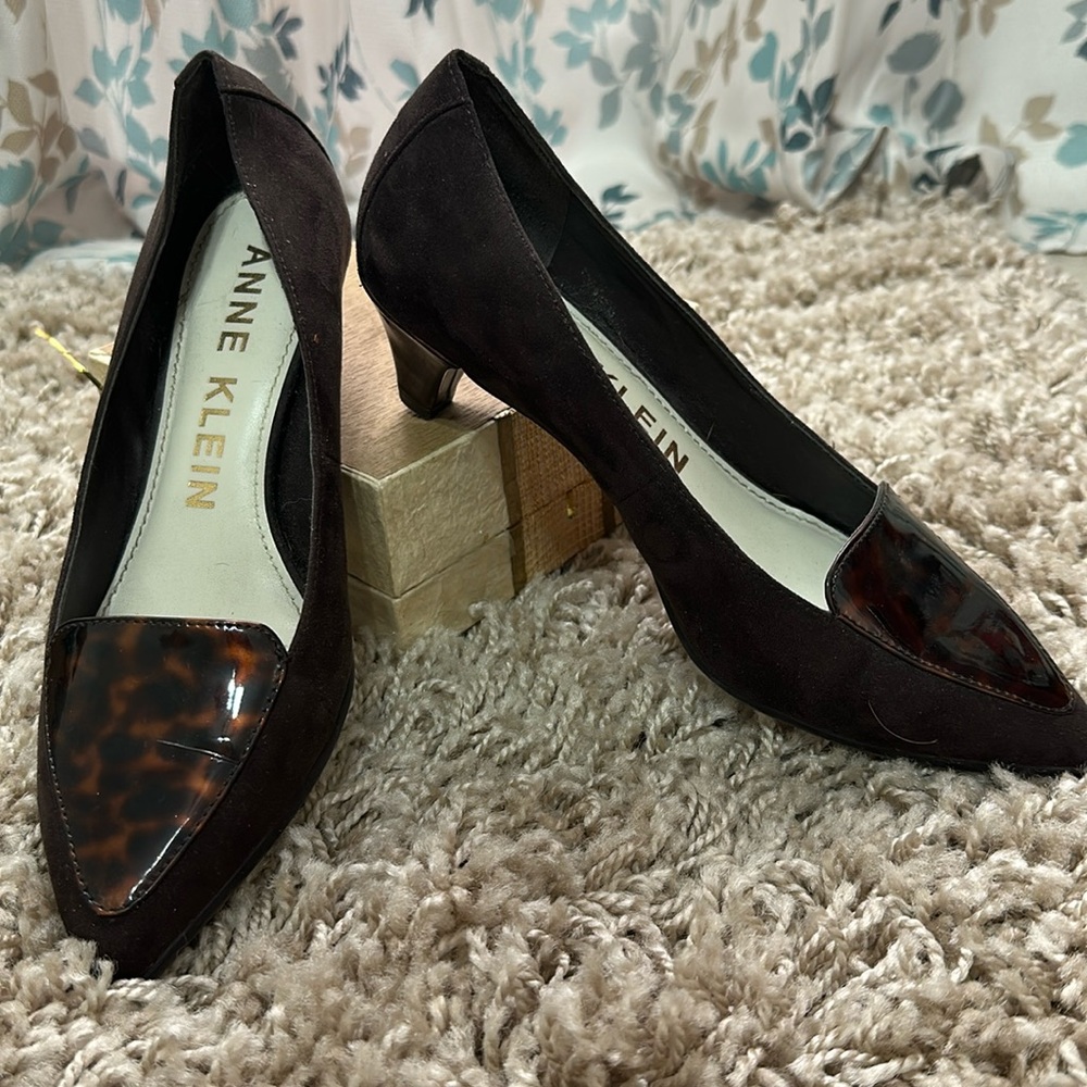 Anne Klein woman’s dress shoes brown suede/leather heels size 6.5 (b10)